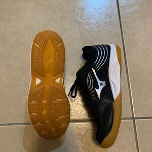 Mizuno volleyball shoes, 8.5 women size, NEW